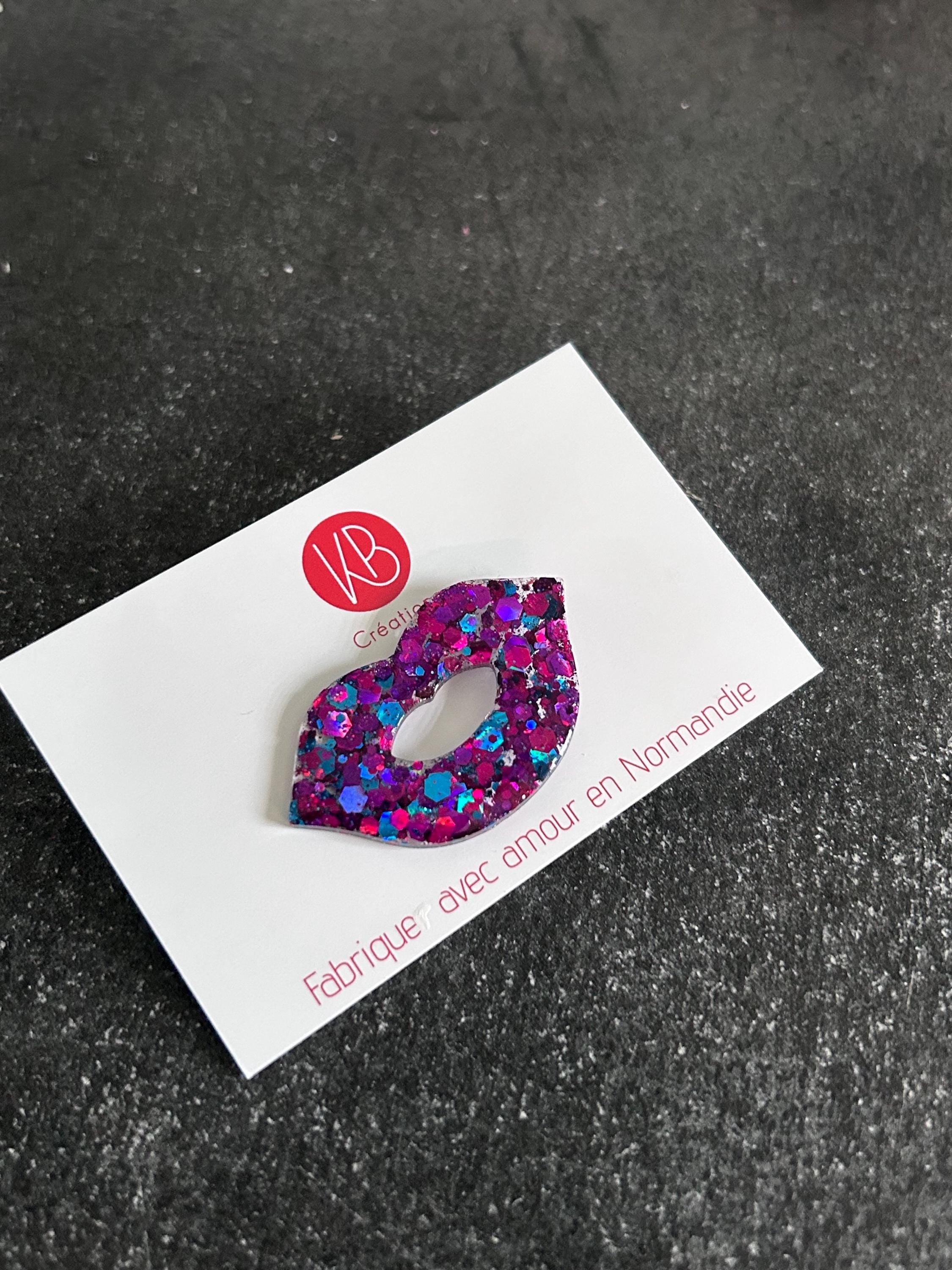 Broche pin’s bouche pailletée – Accessoire original fait main en Normandie – Bijou fantaisie scintillant