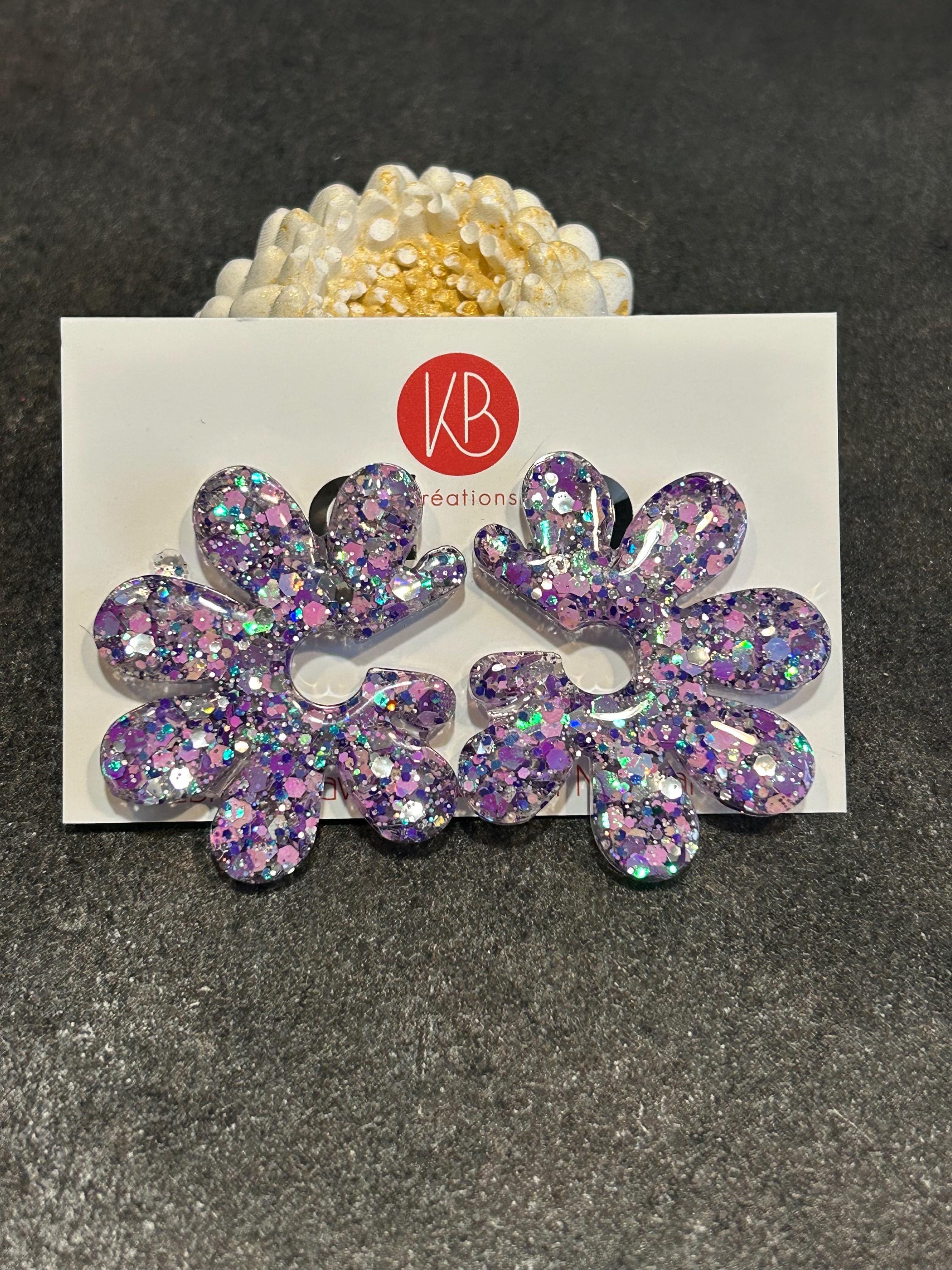 Boucles d’oreilles fleur pailletée – Résine scintillante