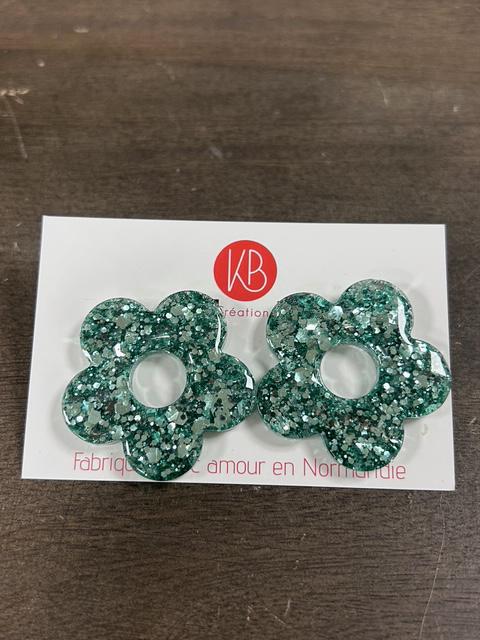 Boucles d’oreilles fleuries en résine pailletée  – Fait main en Normandie