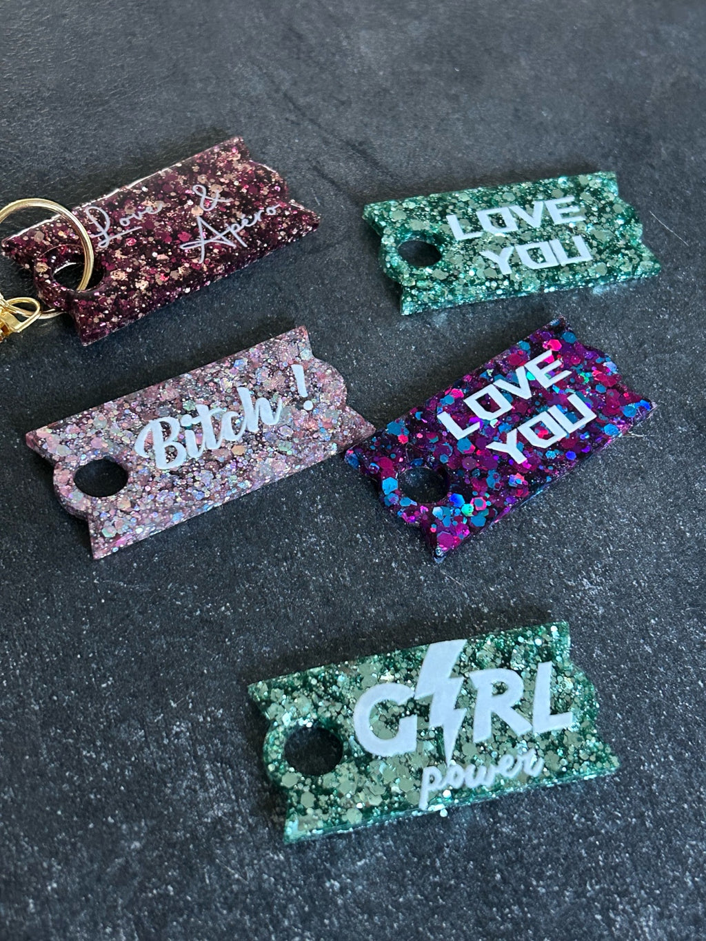 Porte-clé pailleté à message – Création artisanale