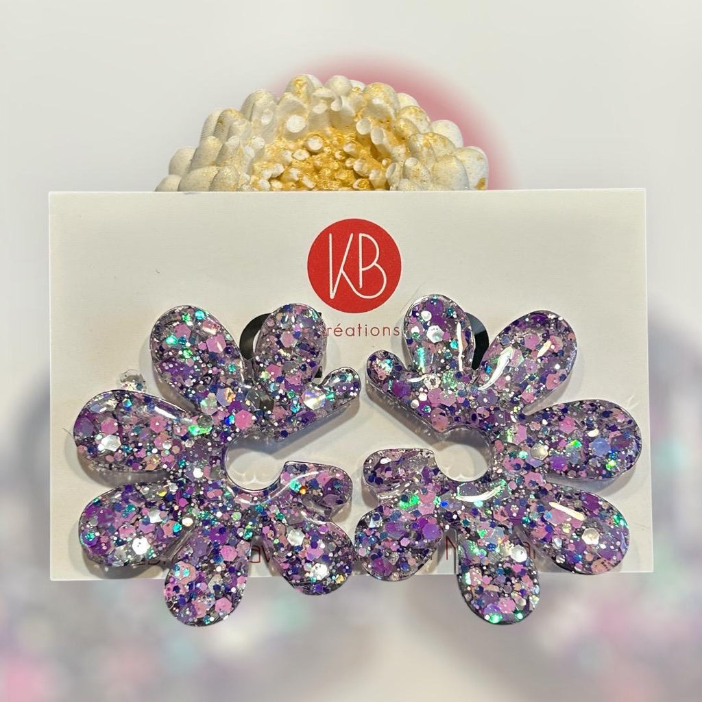 Boucles d’oreilles fleur pailletée – Résine scintillante