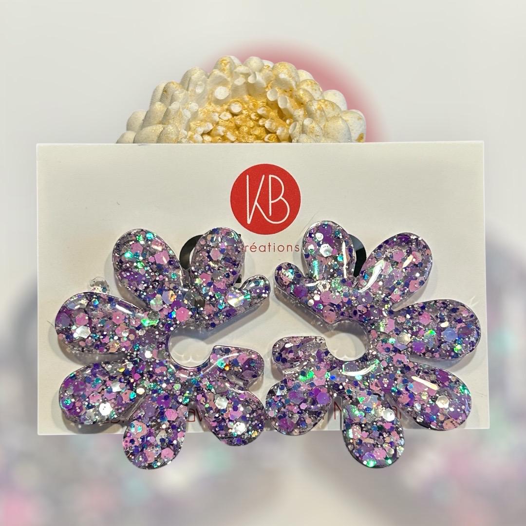 Boucles d’oreilles fleur pailletée – Résine scintillante