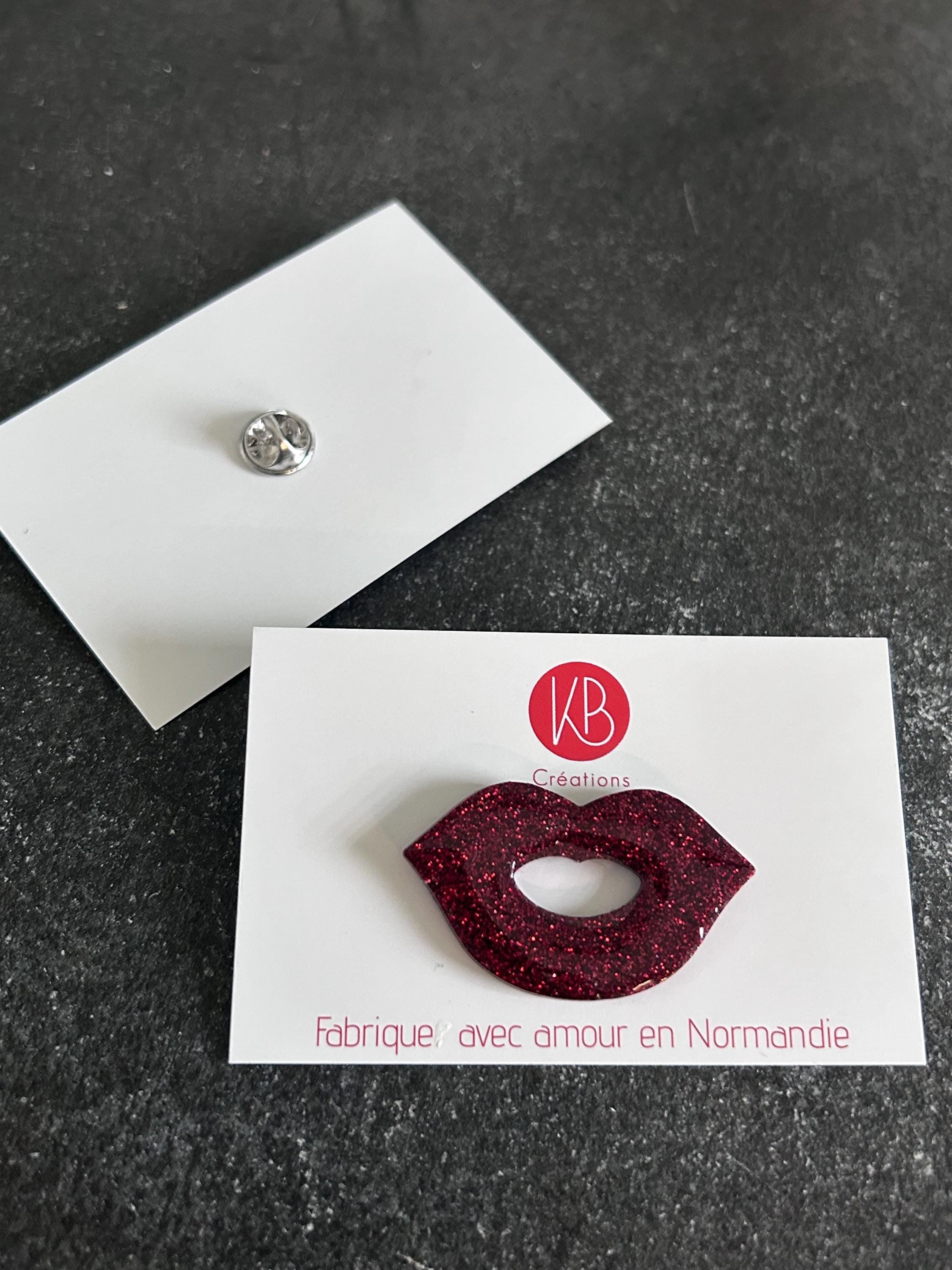 Broche pin’s bouche pailletée – Accessoire original fait main en Normandie – Bijou fantaisie scintillant