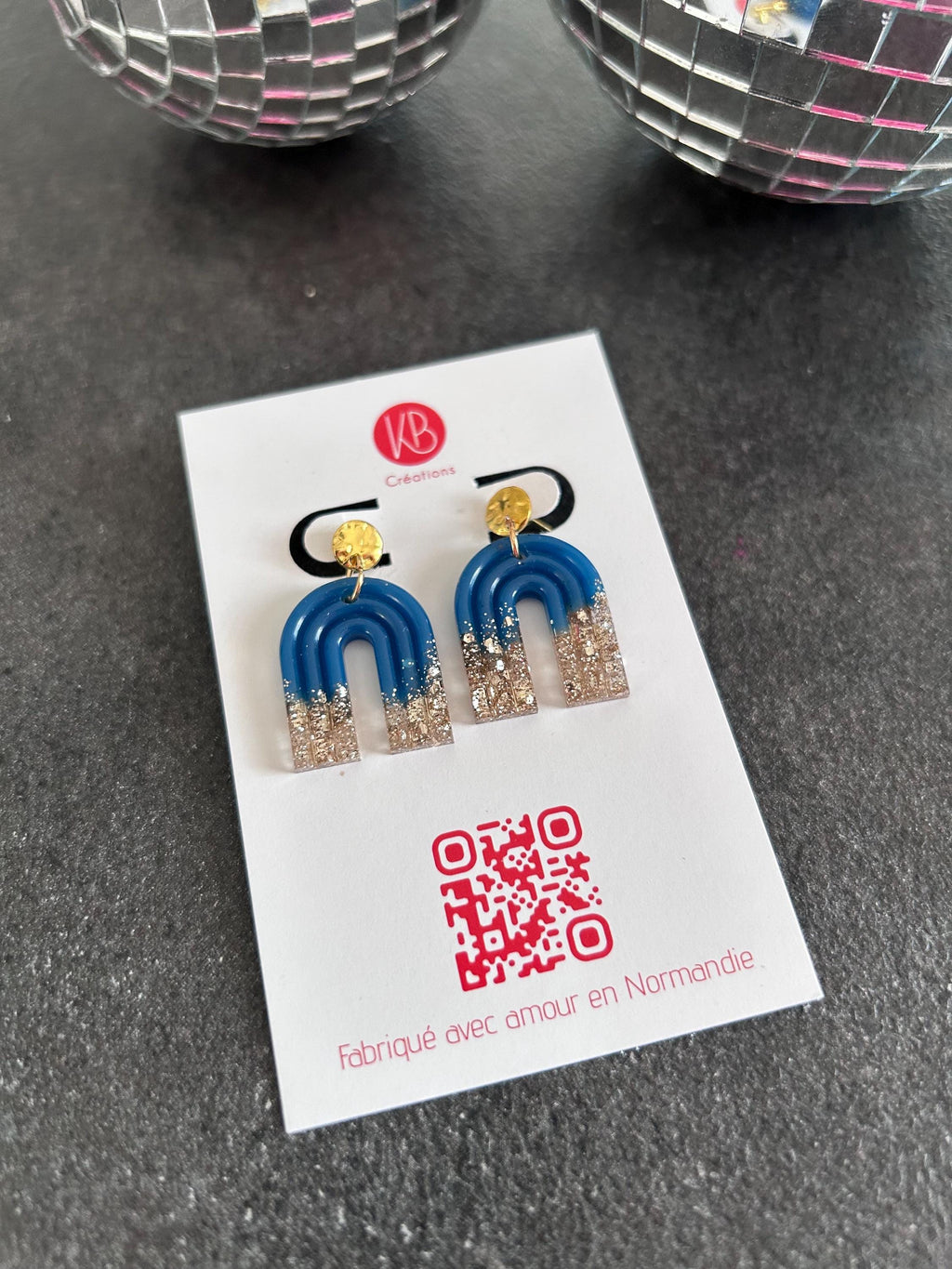 Boucles d’oreilles résine pailletée faites main – Bijoux artisanaux brillants – Boucles légères originales – Cadeau femme
