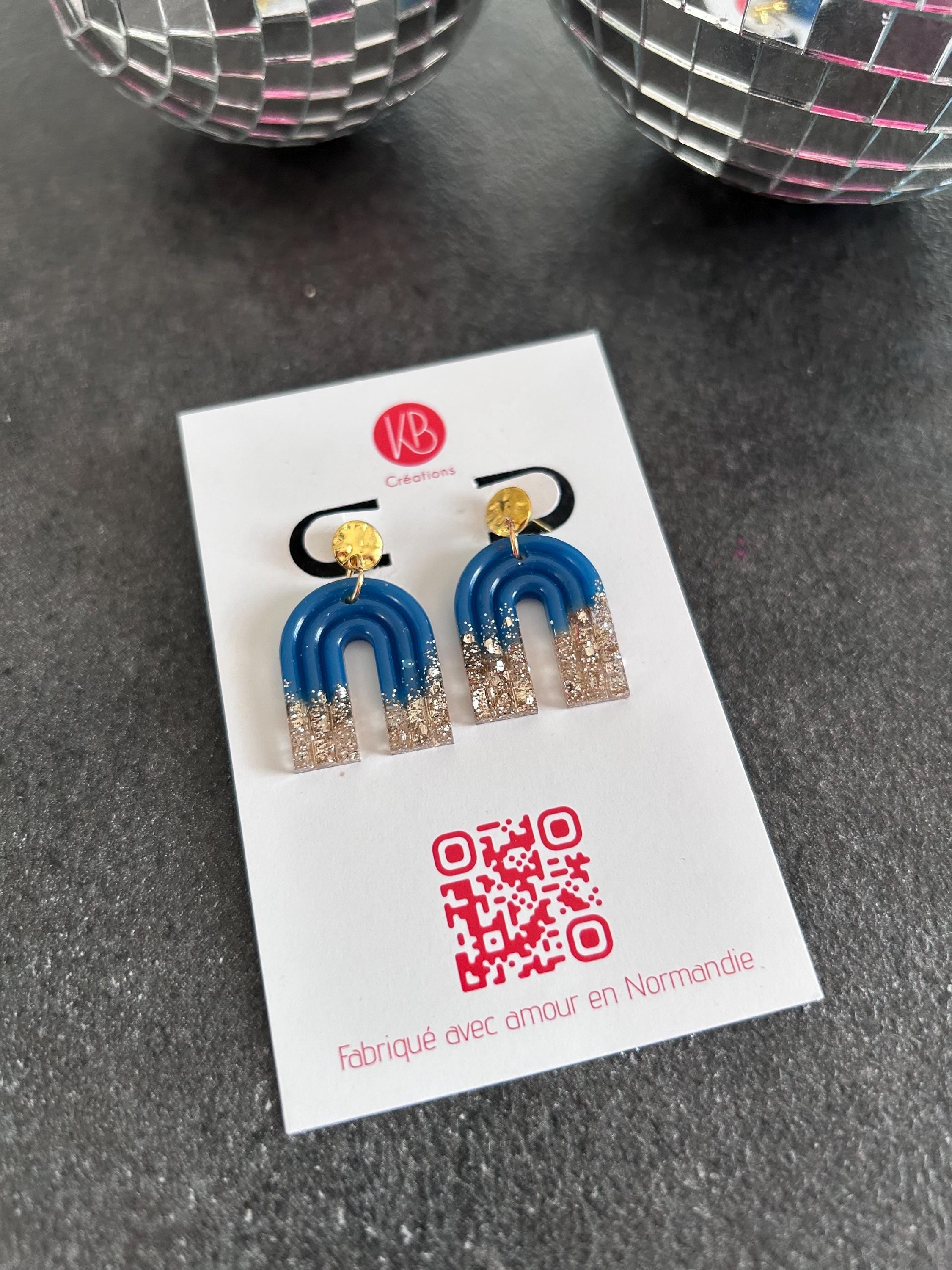 Boucles d’oreilles résine pailletée faites main – Bijoux artisanaux brillants – Boucles légères originales – Cadeau femme
