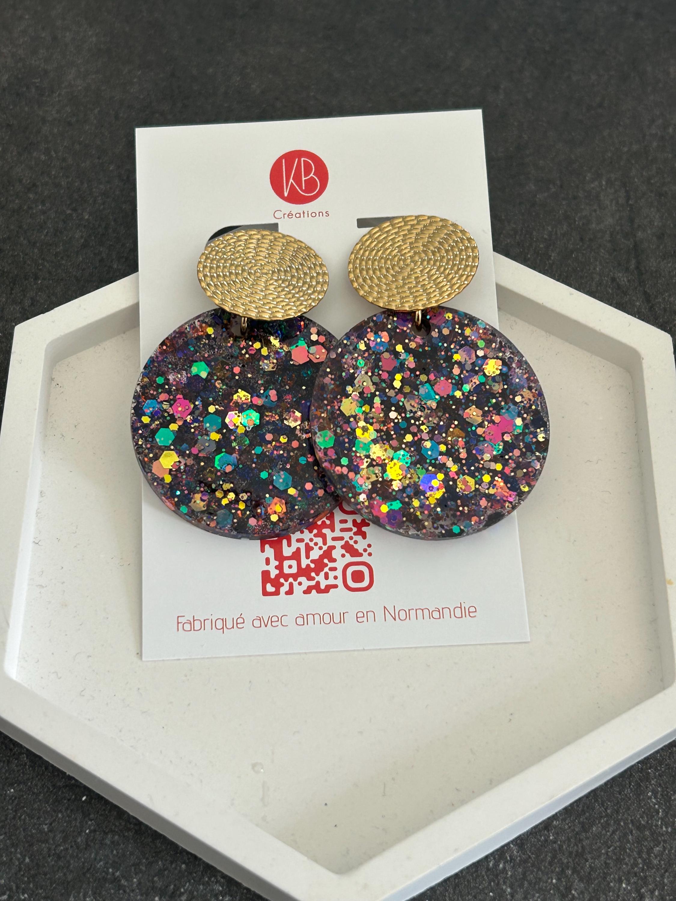 Boucles d’oreilles résine pailletées – Bijoux artisanaux fait main – Cadeau femme – Boucles légères originales