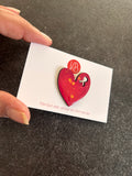 Broche cœur Octobre Rose en résine – Pin’s ruban rose