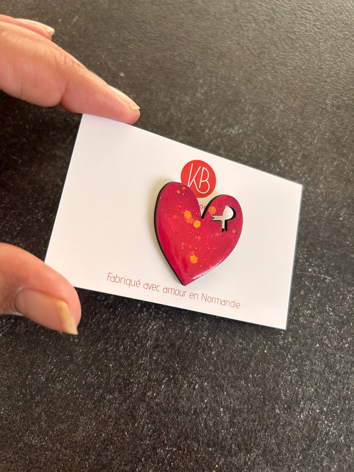 Broche cœur Octobre Rose en résine – Pin’s ruban rose