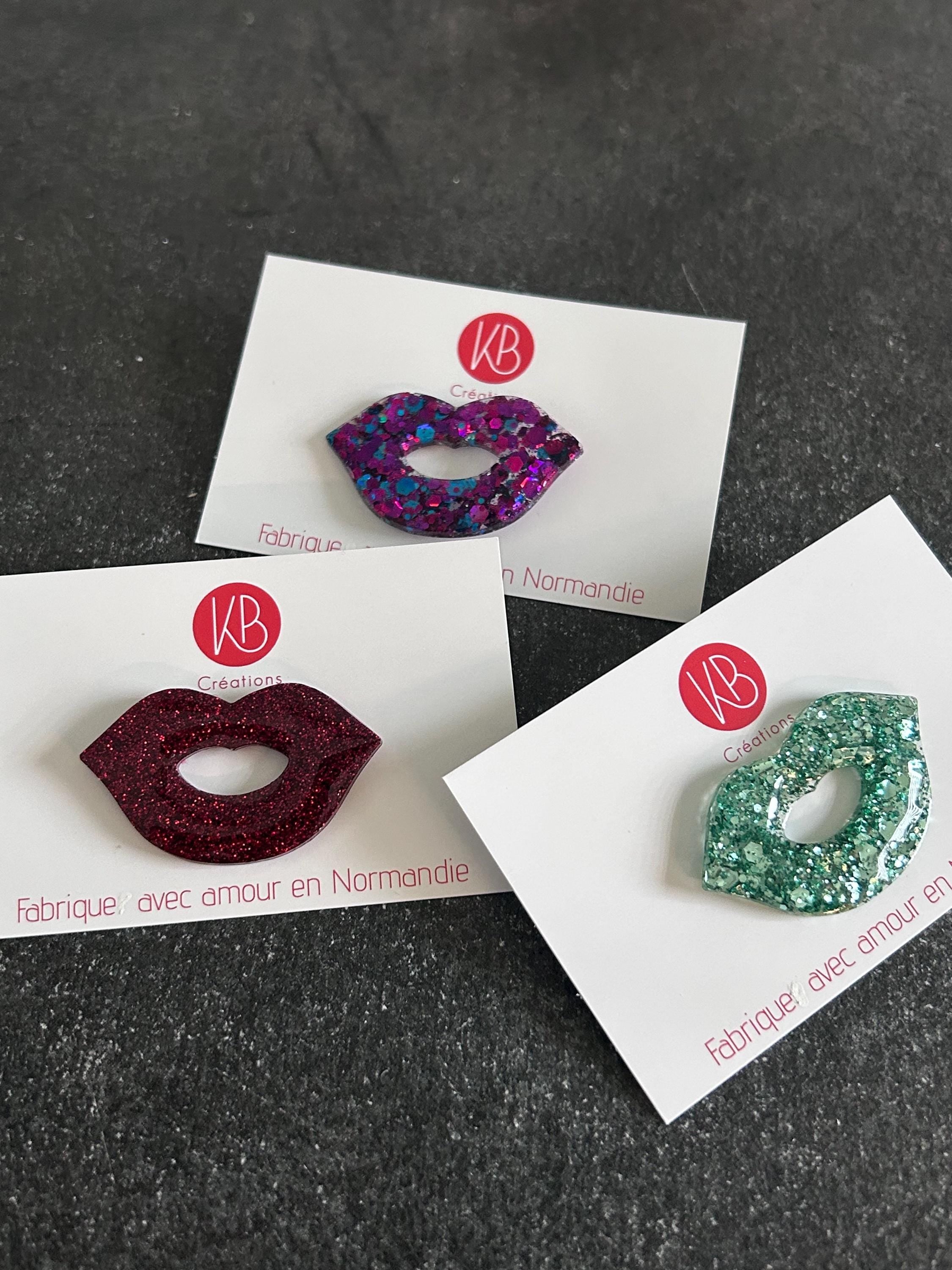 Broche pin’s bouche pailletée – Accessoire original fait main en Normandie – Bijou fantaisie scintillant