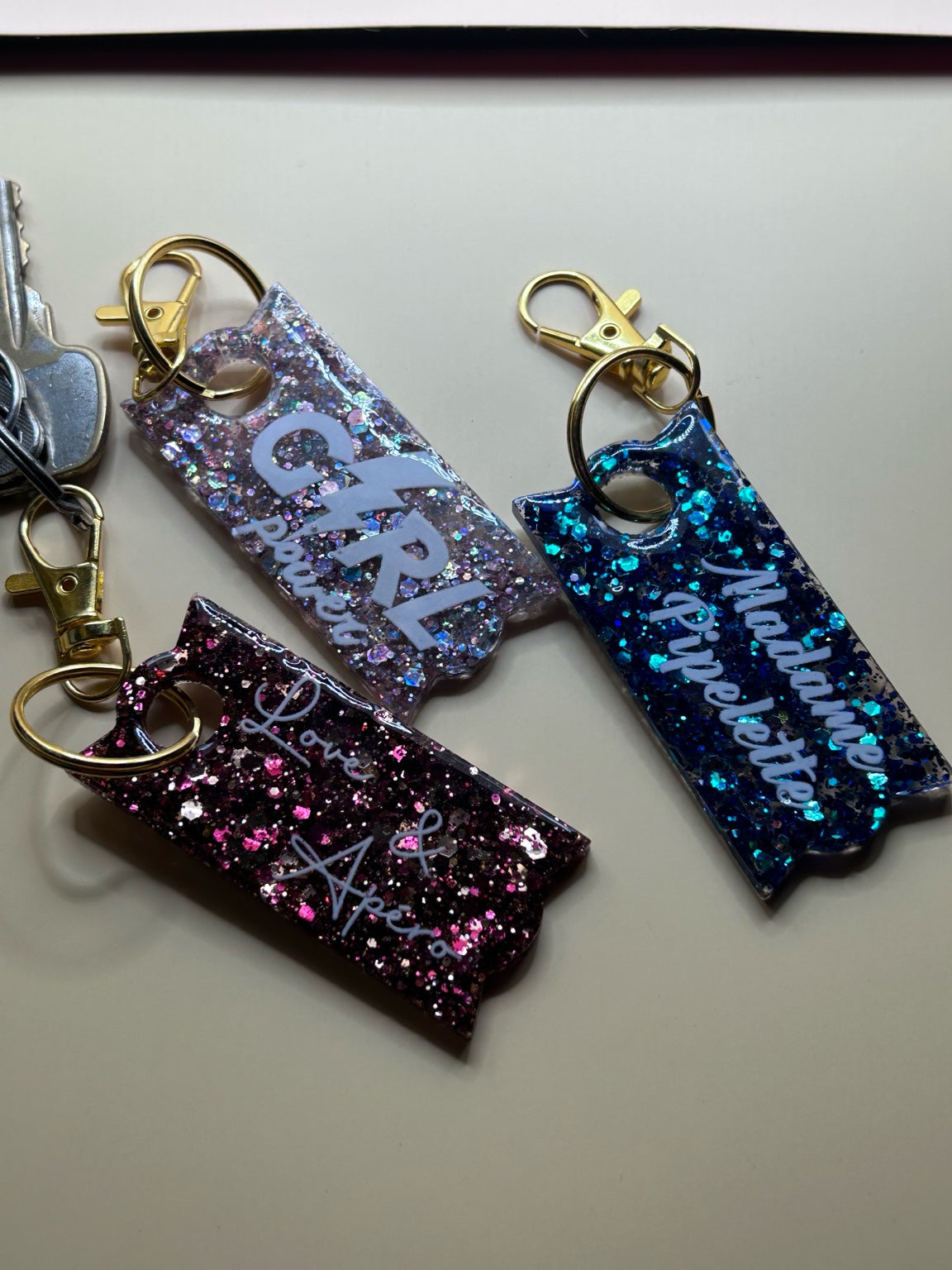 Porte-clé pailleté à message – Création artisanale