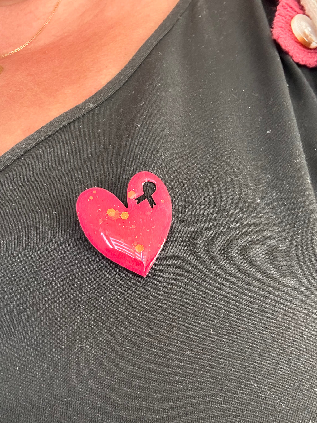 Broche cœur Octobre Rose en résine – Pin’s ruban rose