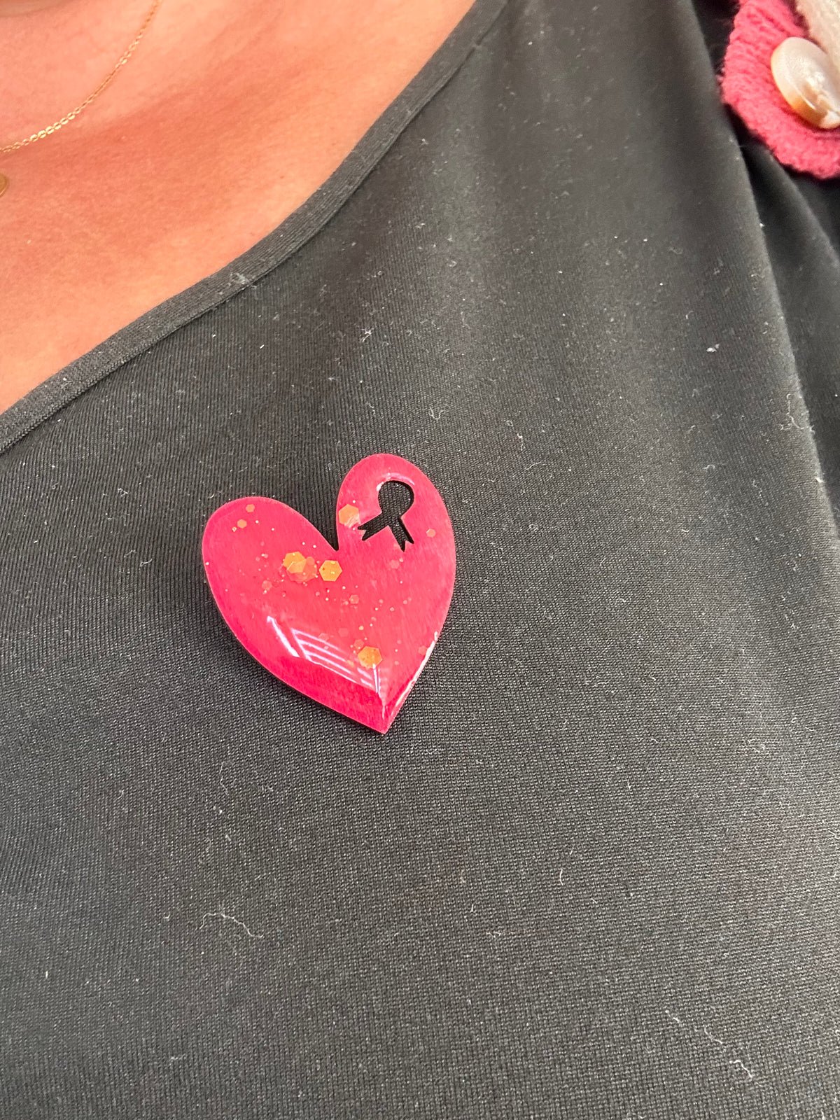 Broche cœur Octobre Rose en résine – Pin’s ruban rose