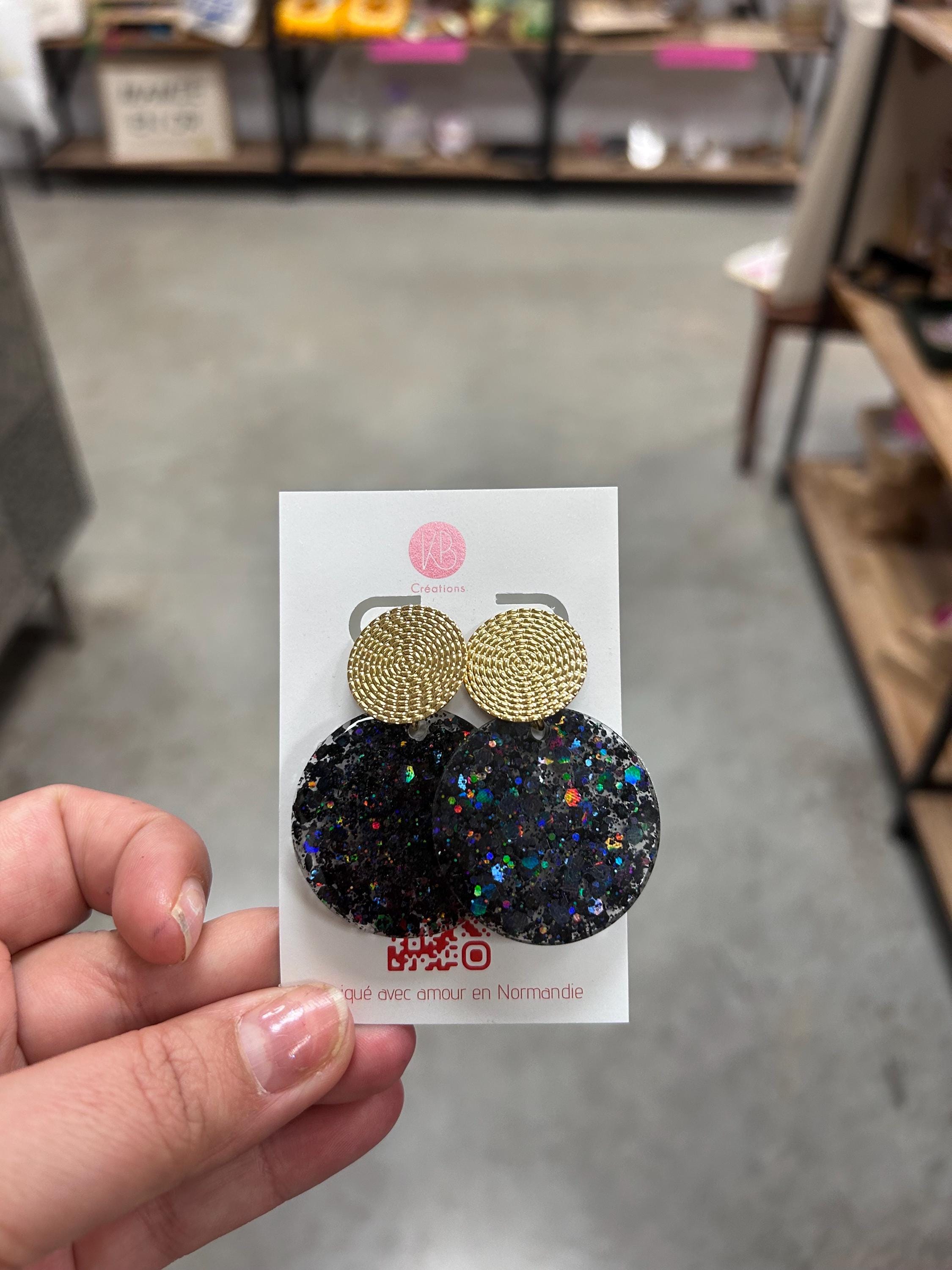 Boucles d’oreilles résine pailletées – Bijoux artisanaux fait main – Cadeau femme – Boucles légères originales