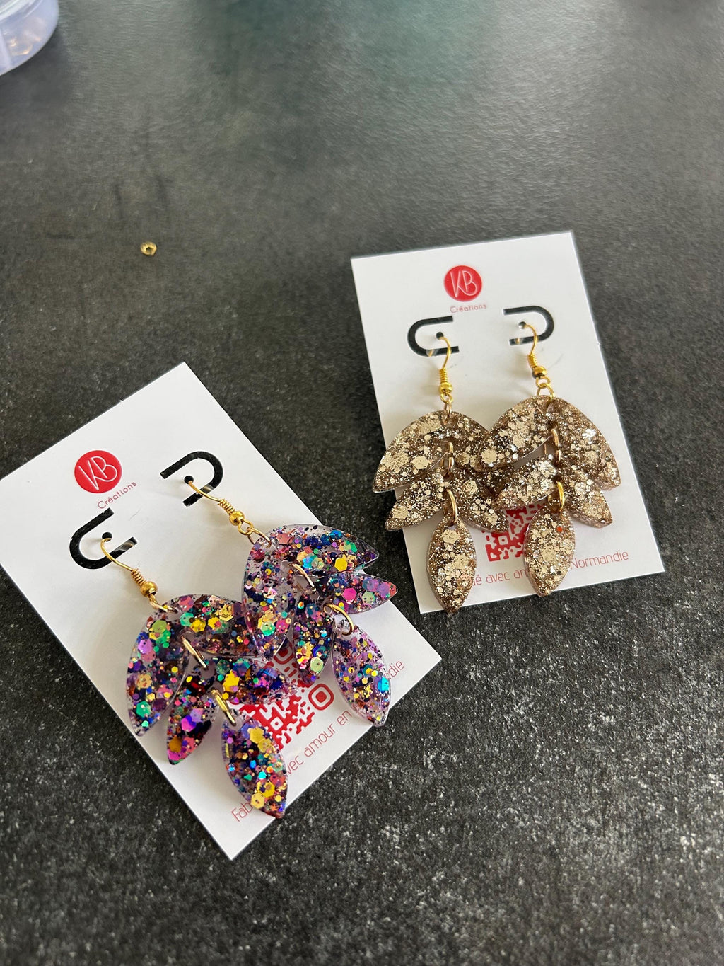 Boucles d’oreilles résine pailletée feuille – Bijoux fantaisie légers femme – Cadeau original fait main France