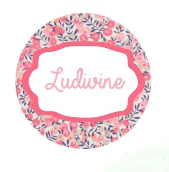 Badge infirmière personnalisé avec prénom – Motif Liberty Rose