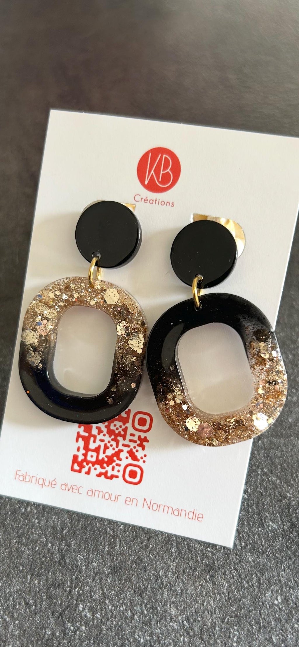 Boucles d’oreilles Rongy dorée et noir | Résine pailletée or | Bijoux faits main en Normandie