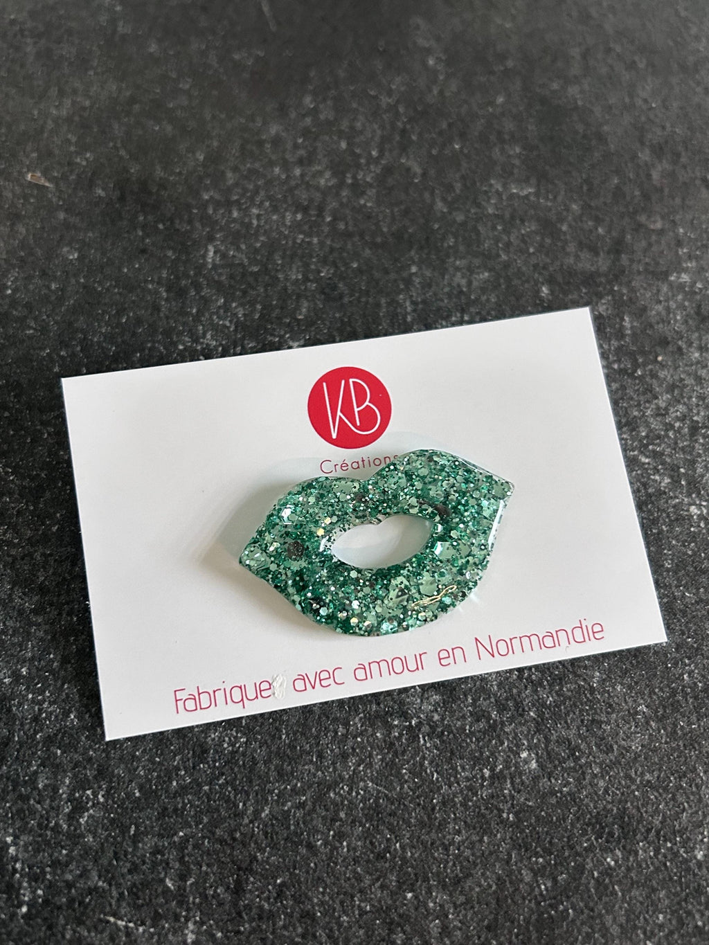 Broche pin’s bouche pailletée – Accessoire original fait main en Normandie – Bijou fantaisie scintillant