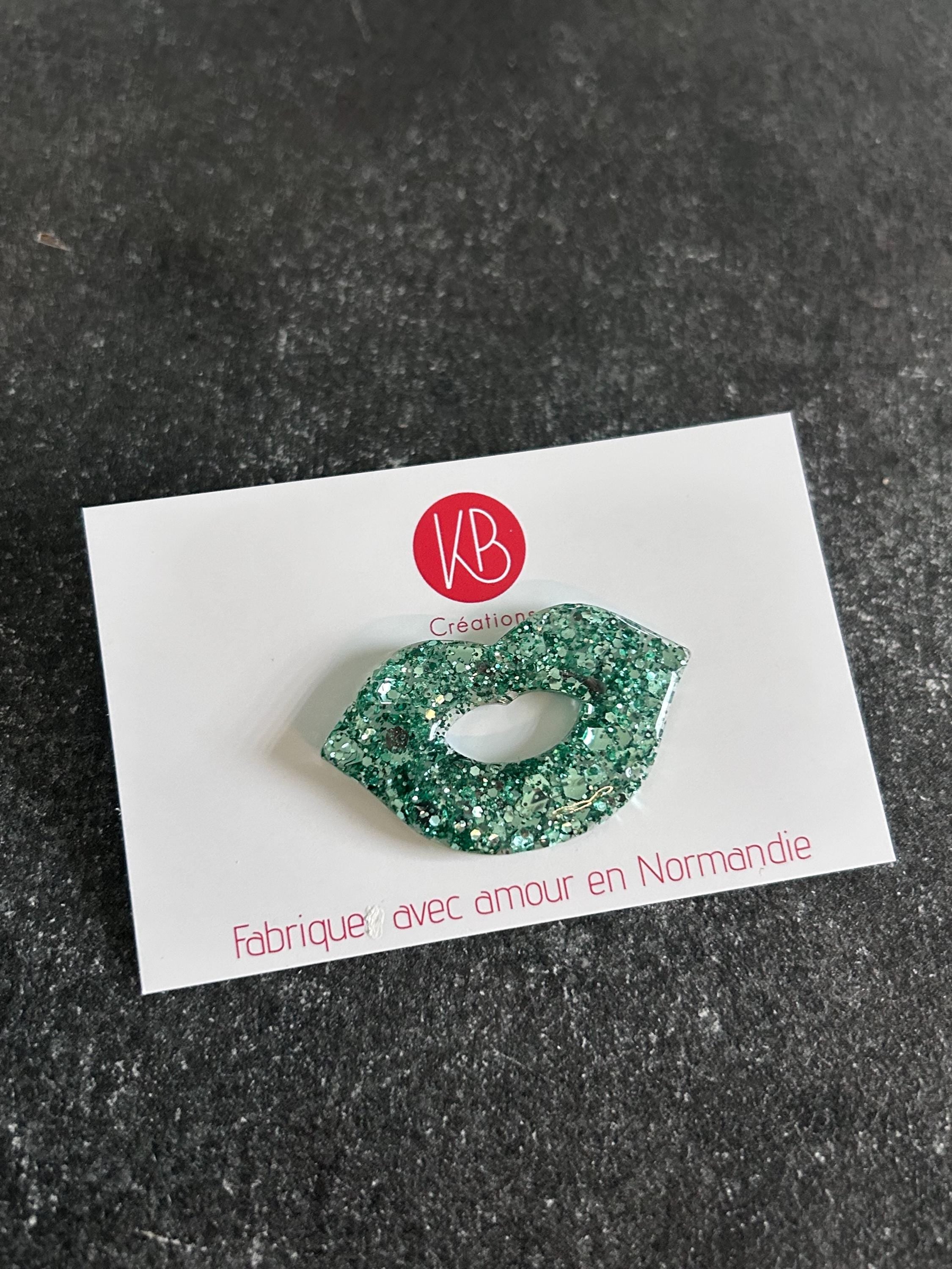 Broche pin’s bouche pailletée – Accessoire original fait main en Normandie – Bijou fantaisie scintillant