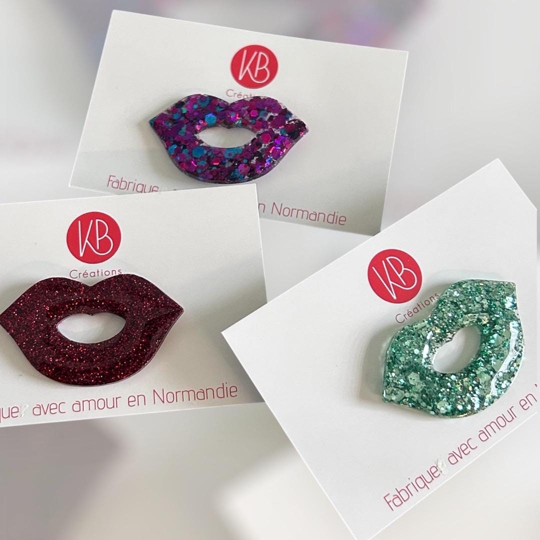 Broche pin’s bouche pailletée – Accessoire original fait main en Normandie – Bijou fantaisie scintillant