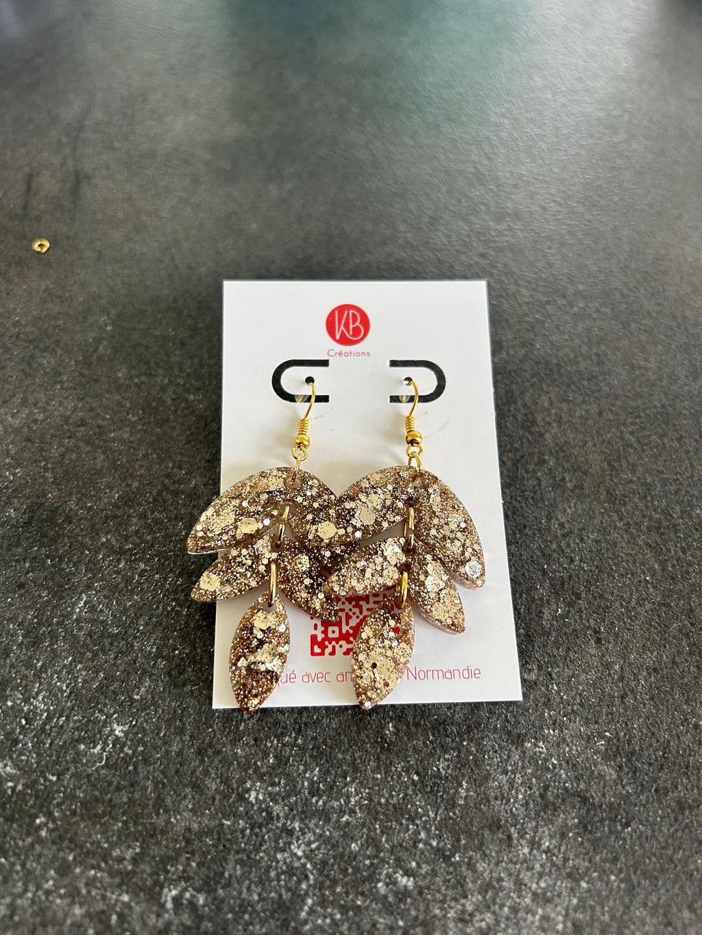 Boucles d’oreilles résine pailletée feuille – Bijoux fantaisie légers femme – Cadeau original fait main France