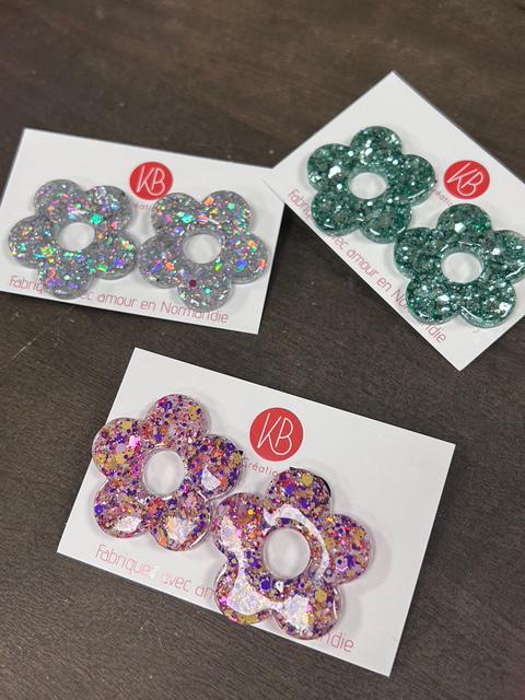 Boucles d’oreilles fleuries en résine pailletée  – Fait main en Normandie