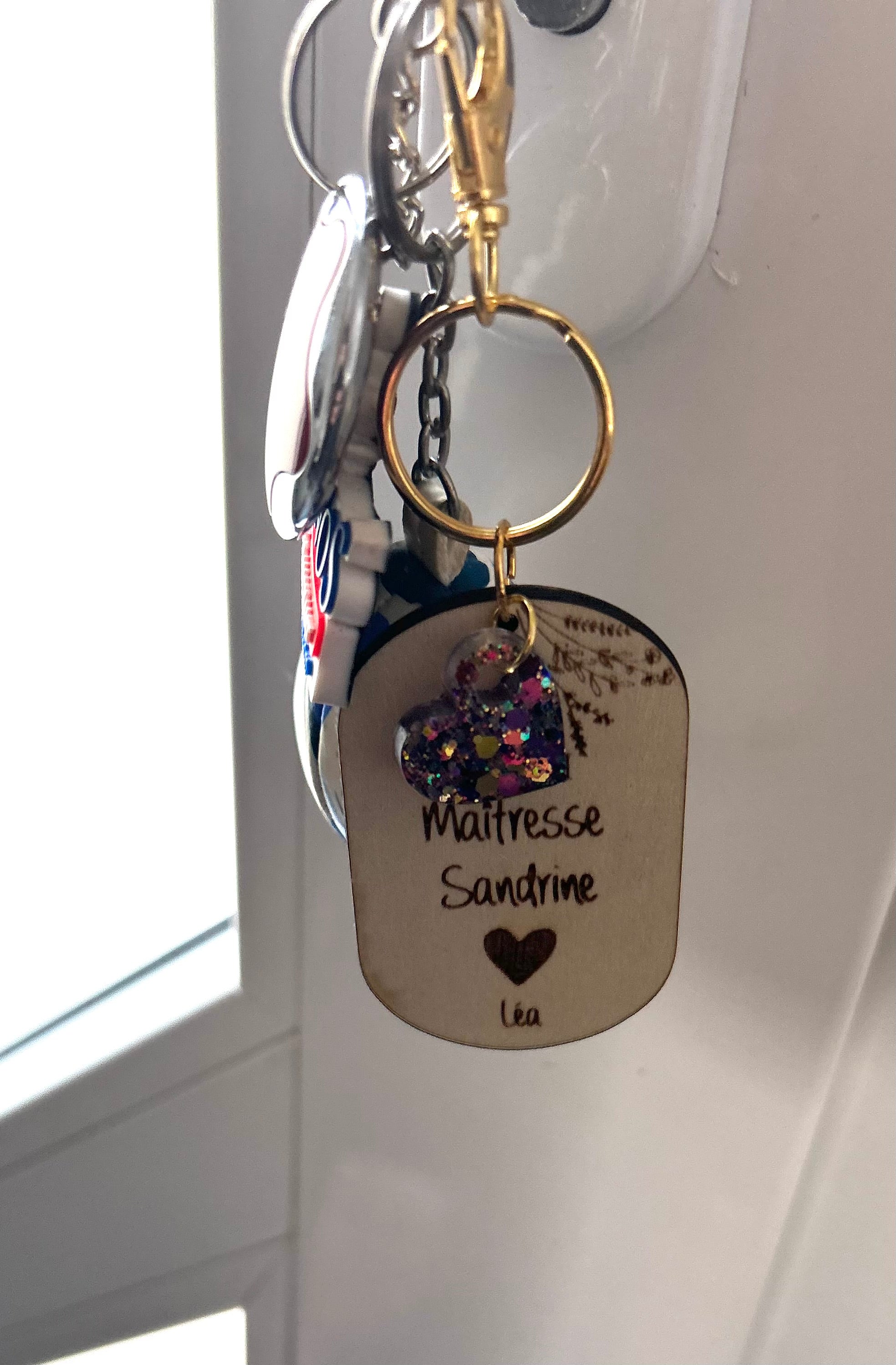 Porte-clés bois cœur pailleté - Maitresse, nounou - Commande Personnalisée