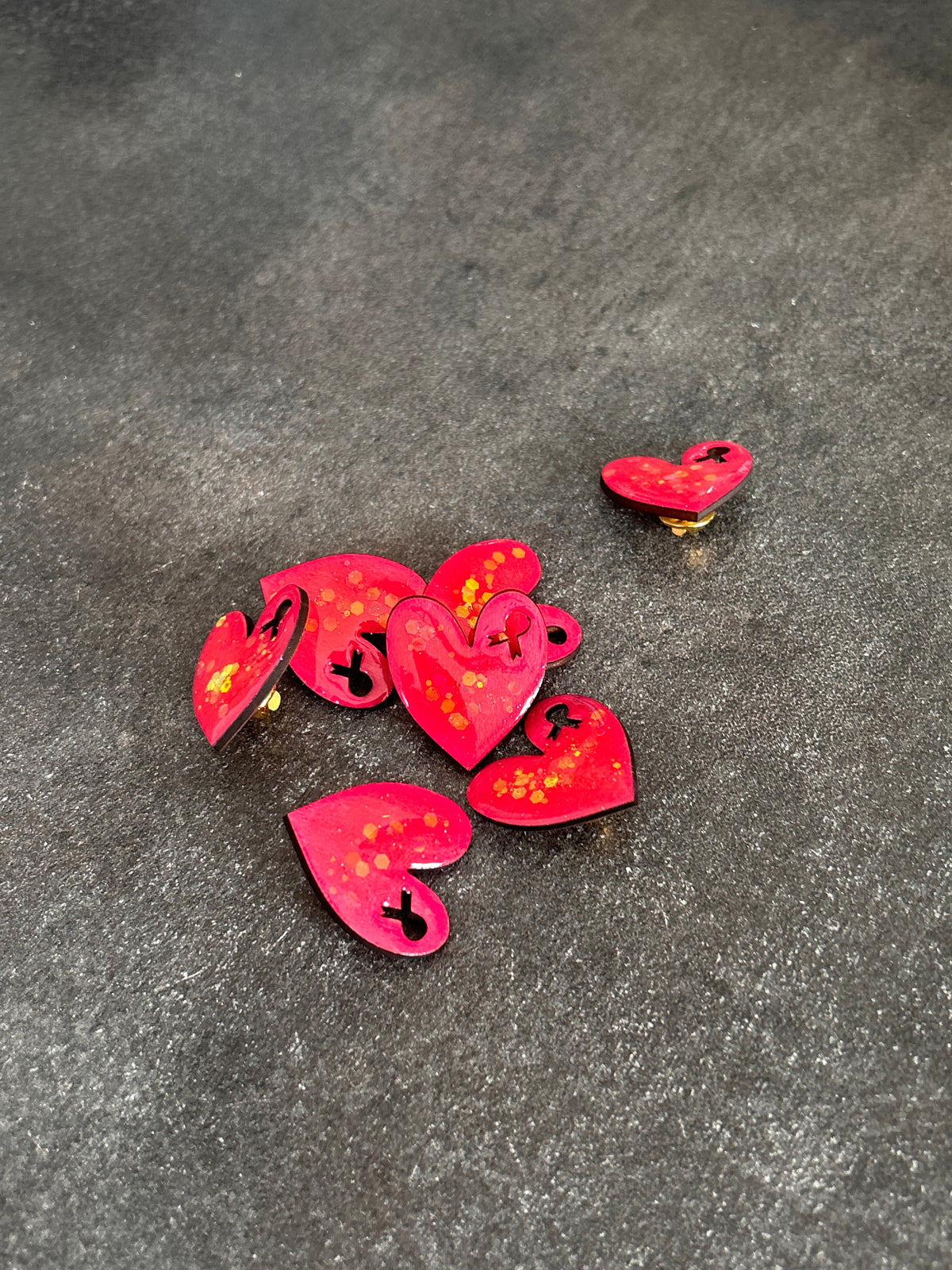 Broche cœur Octobre Rose en résine – Pin’s ruban rose