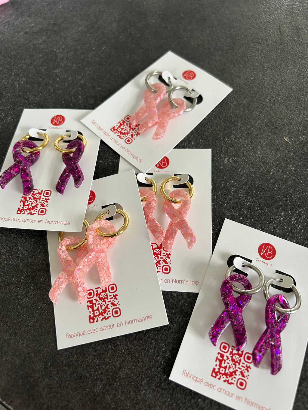 Créoles Octobre Rose en résine – ruban rose