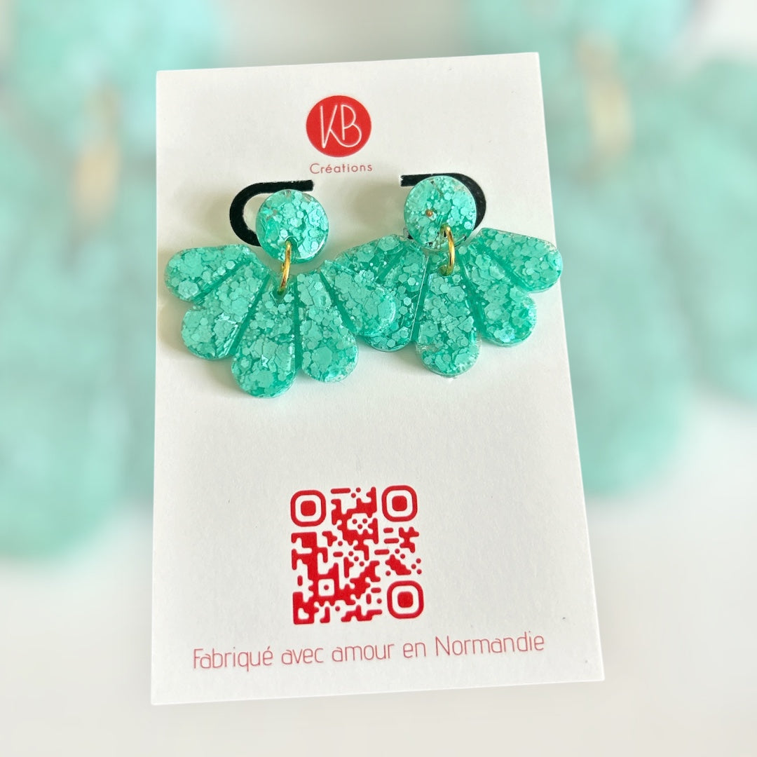 Boucles d’oreilles éventail vert pailleté – Résine & acier inoxydable