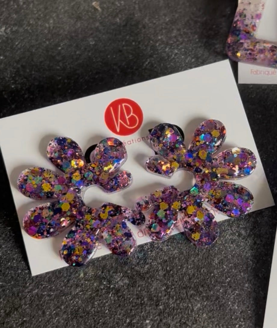 Boucles d’oreilles fleur pailletée – Résine Bleu multicolore scintillante – Bijoux faits main, élégants et lumineux (Copie)