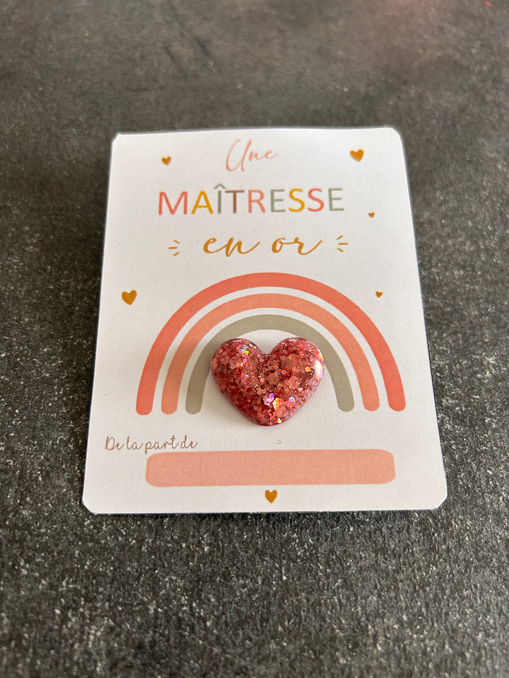 Carte “Maîtresse en Or” avec Pin's cœur en résine – Cadeau - cœur paillète