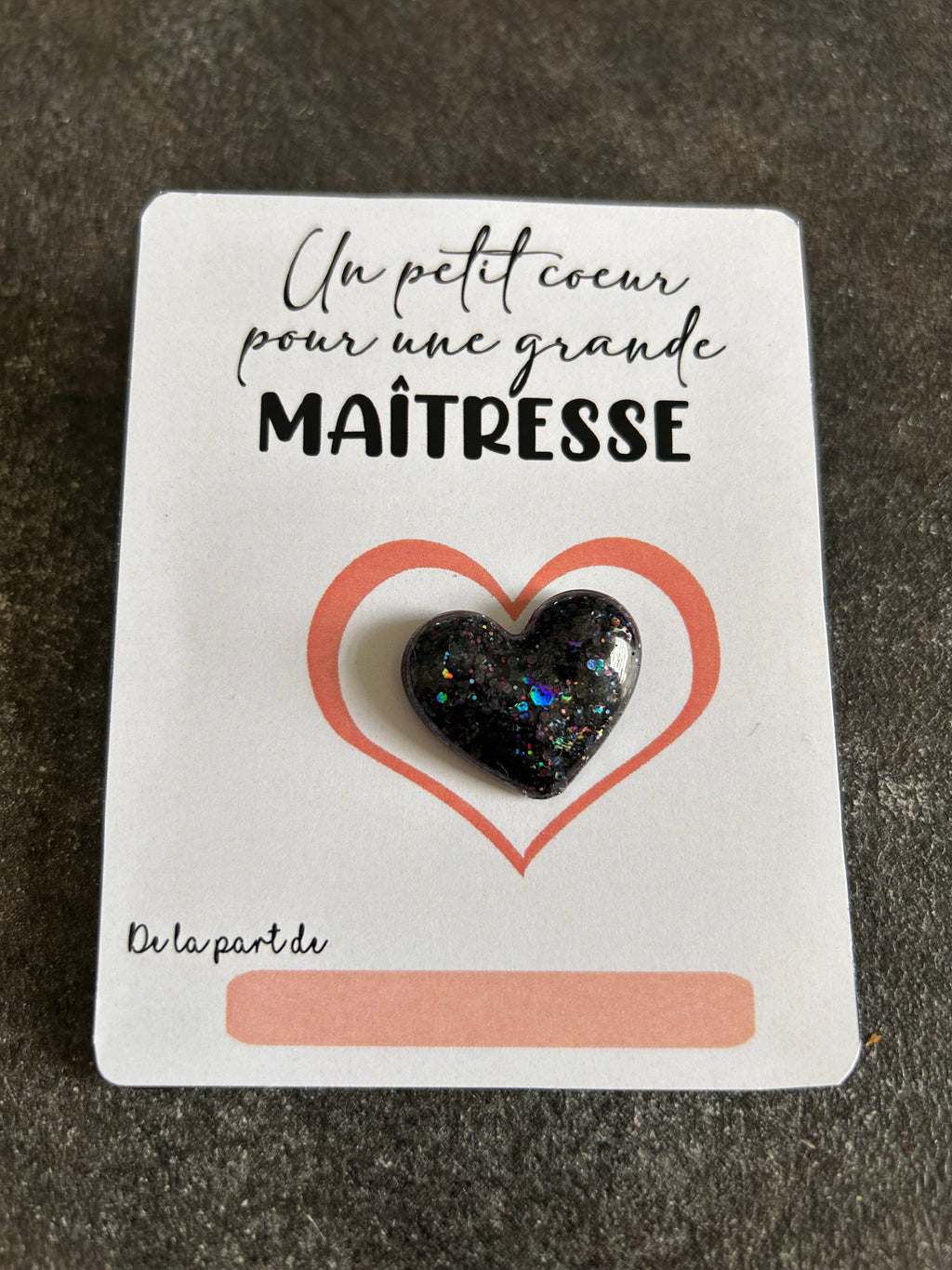 Carte “Maîtresse en Or” avec Pin's cœur en résine – Cadeau - cœur paillète