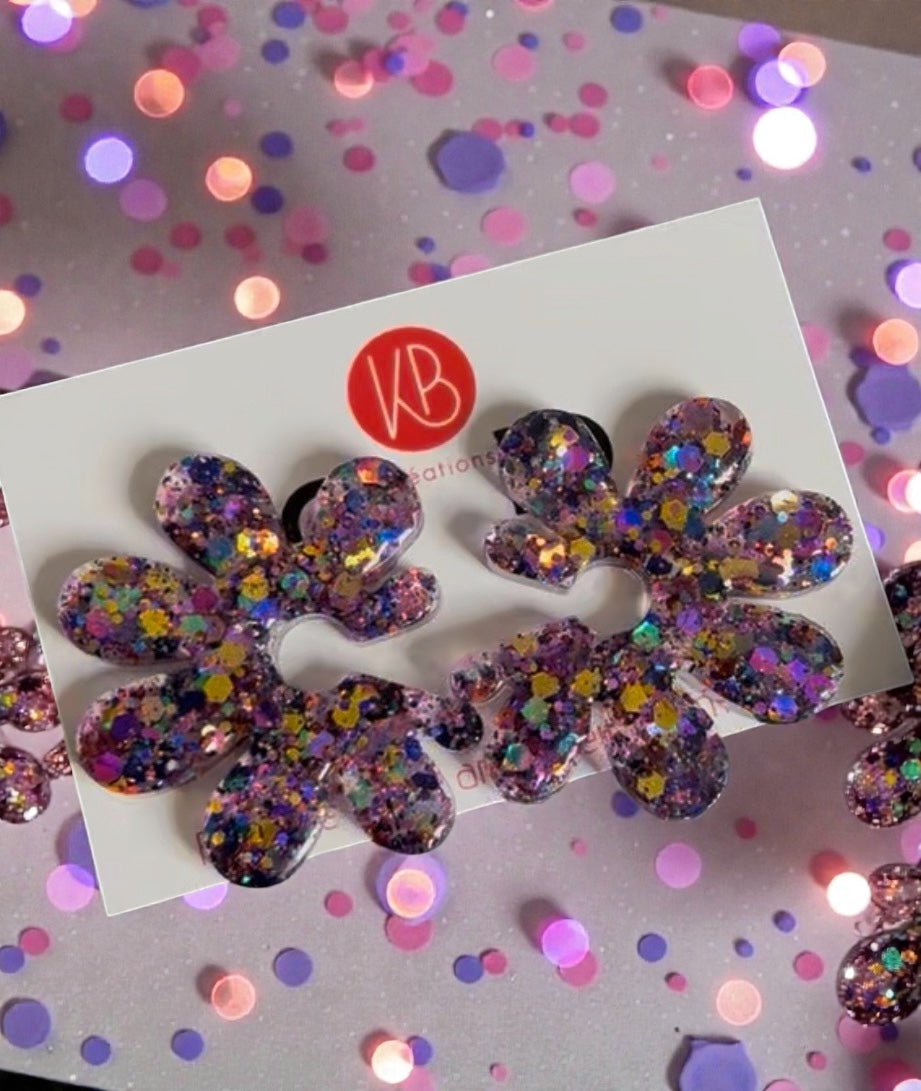Boucles d’oreilles fleur pailletée – Résine Bleu multicolore scintillante – Bijoux faits main, élégants et lumineux (Copie)