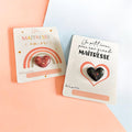 Carte “Maîtresse en Or” avec Pin's cœur en résine – Cadeau - cœur paillète