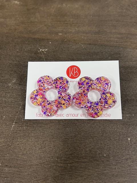 Boucles d’oreilles fleuries en résine pailletée  – Fait main en Normandie