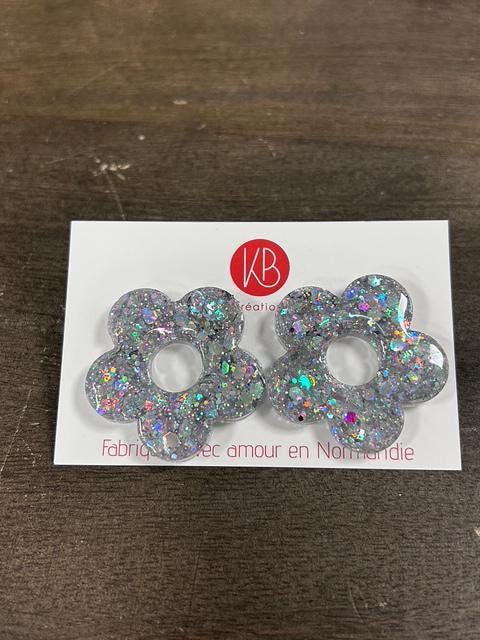 Boucles d’oreilles fleuries en résine pailletée  – Fait main en Normandie
