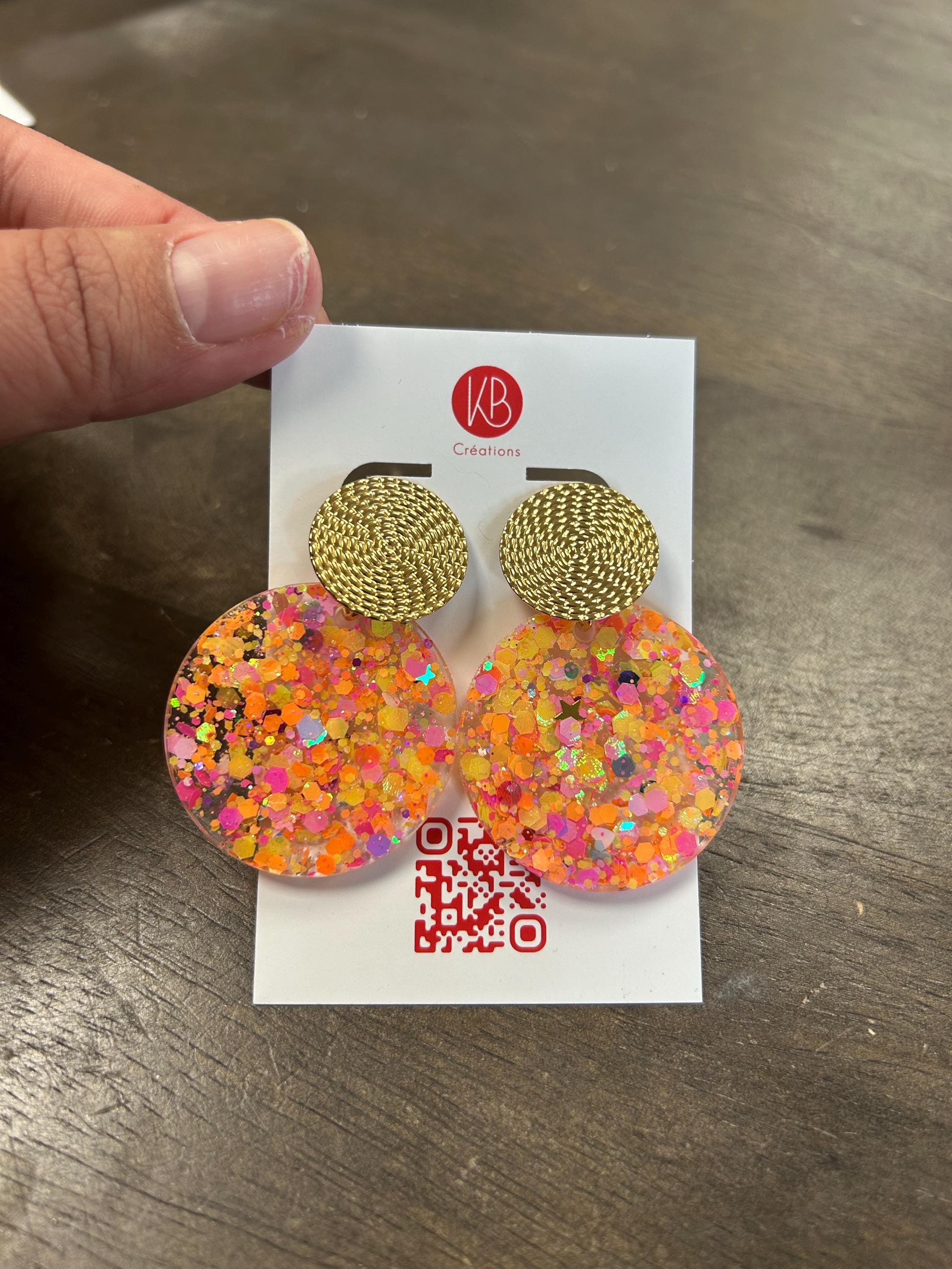 Boucles d’oreilles résine pailletées – Bijoux artisanaux fait main – Cadeau femme – Boucles légères originales