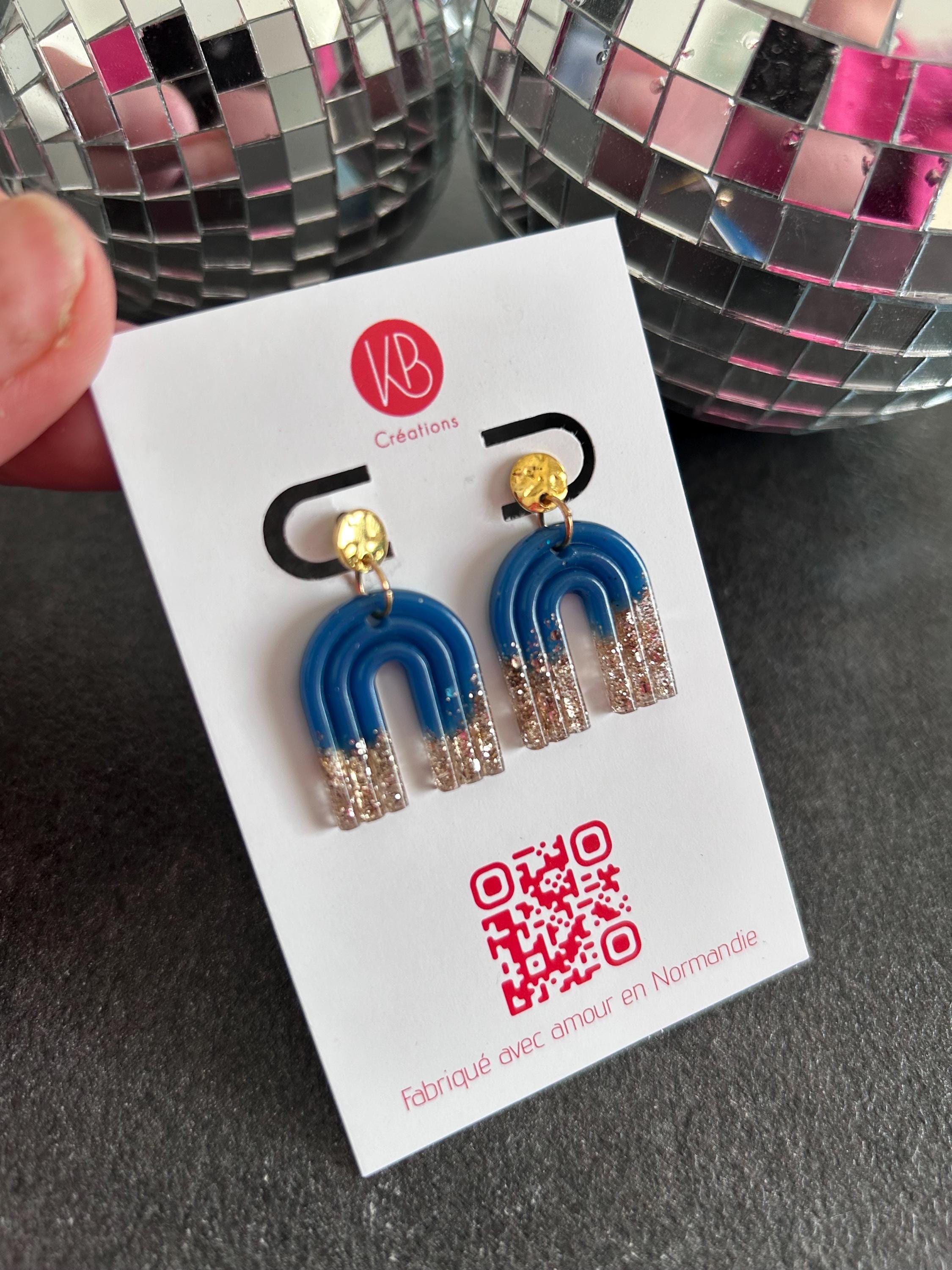 Boucles d’oreilles résine pailletée faites main – Bijoux artisanaux brillants – Boucles légères originales – Cadeau femme
