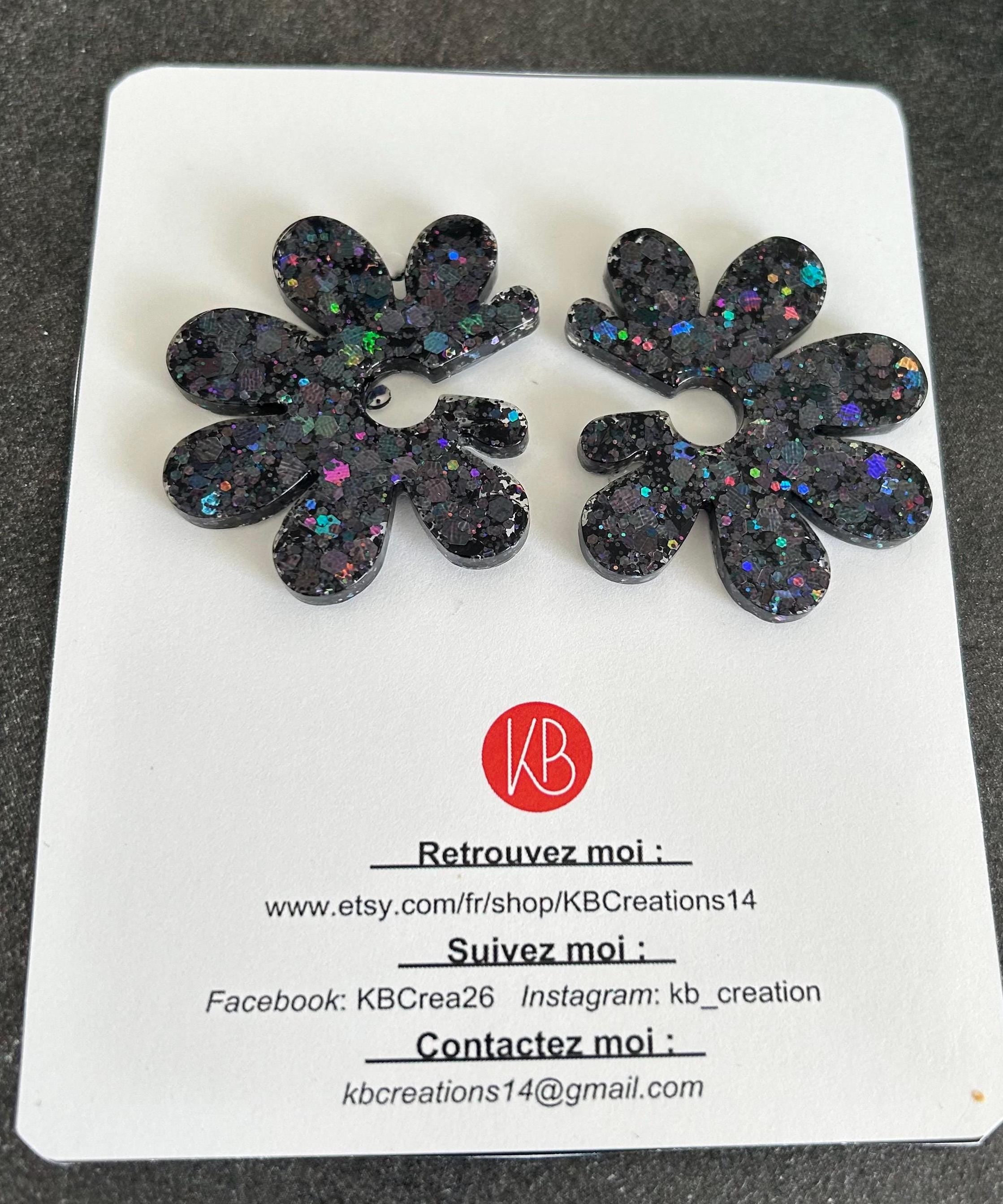 Boucles d’oreilles fleurs en résine pailletée – Bijoux fantaisie colorés faits main – Accessoires festifs originaux – Idée cadeau femme