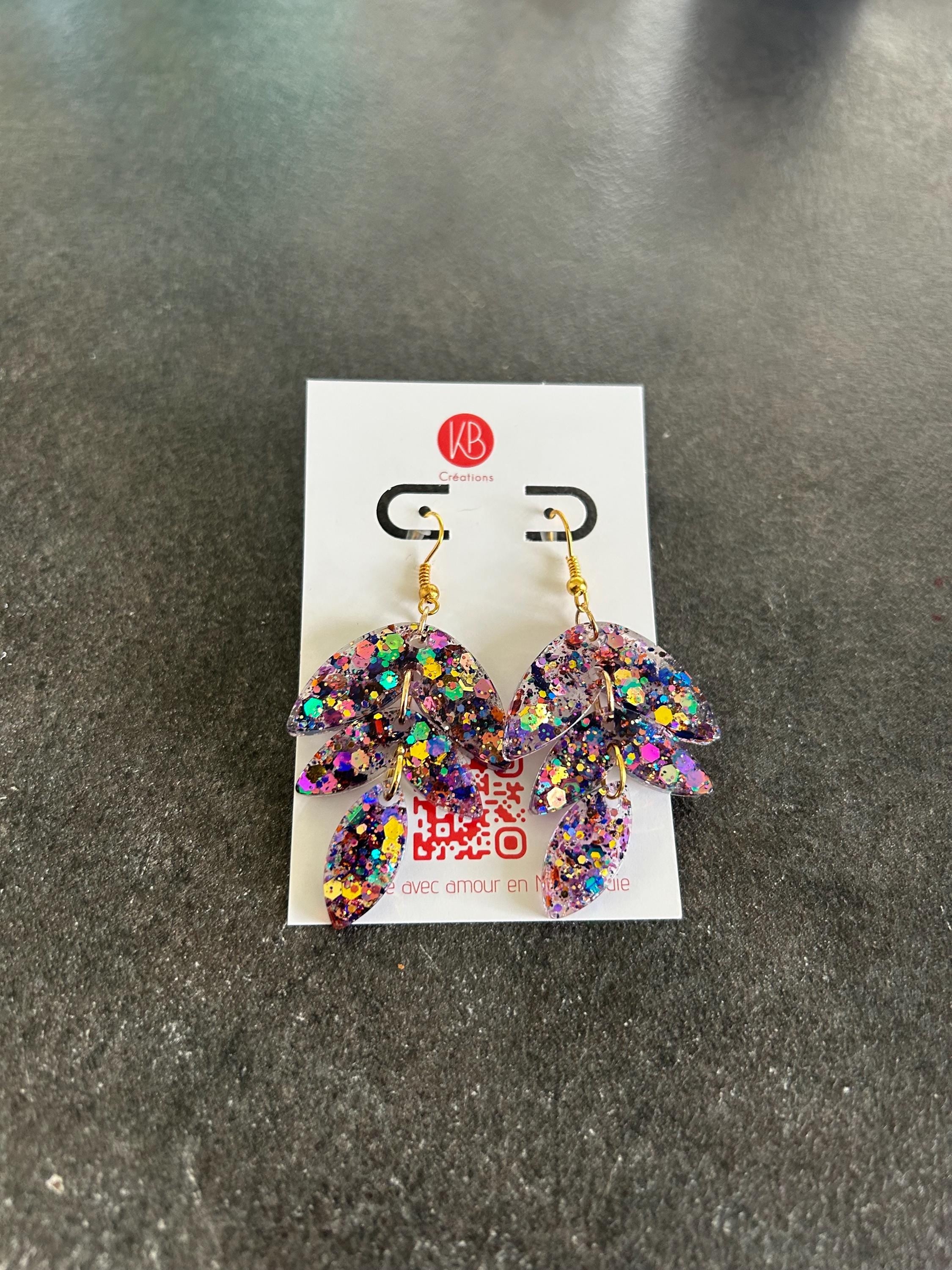 Boucles d’oreilles résine pailletée feuille – Bijoux fantaisie légers femme – Cadeau original fait main France