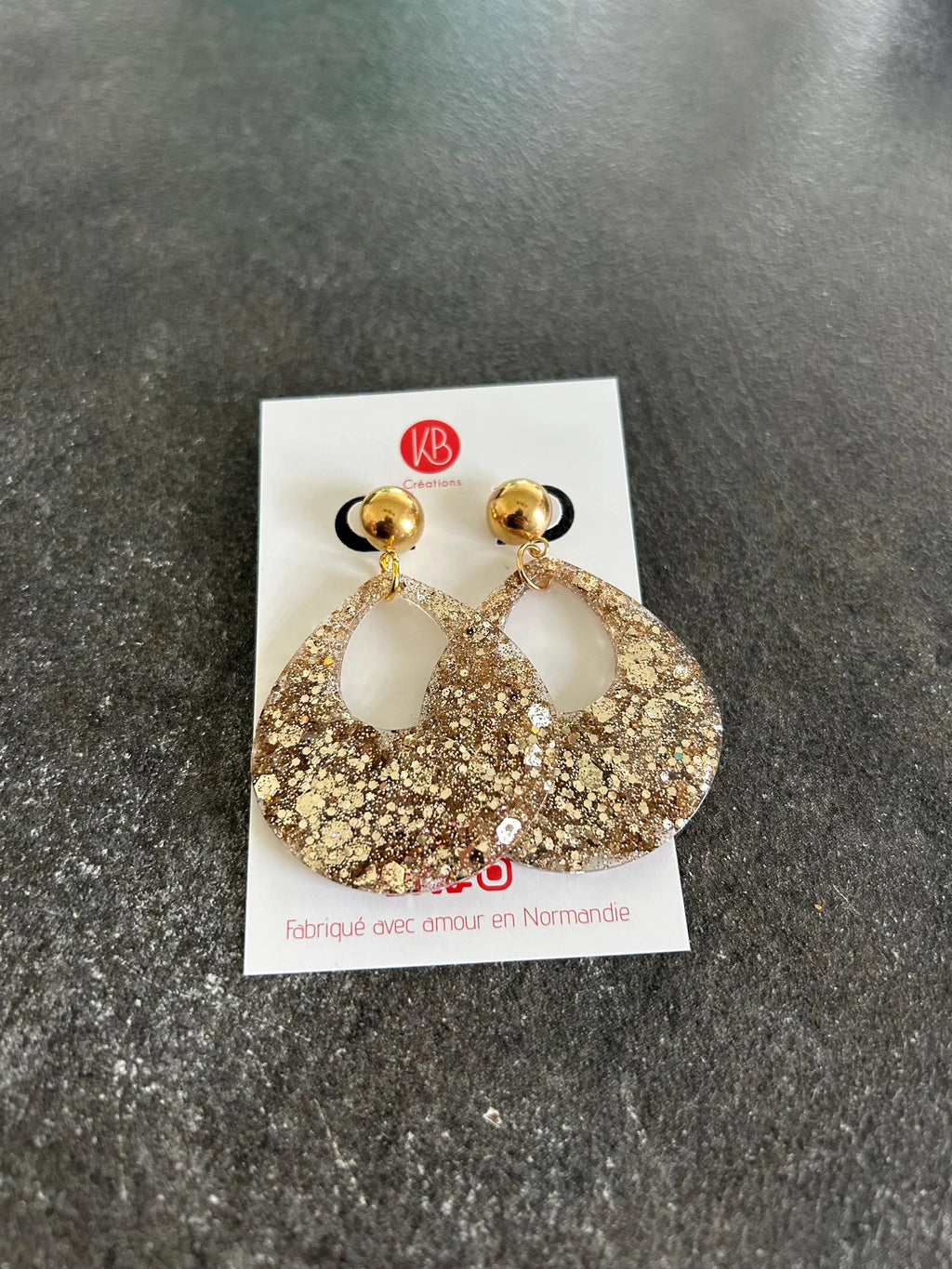 Boucles d’oreilles goutte dorée en résine – bijoux fait main France – cadeau femme chic