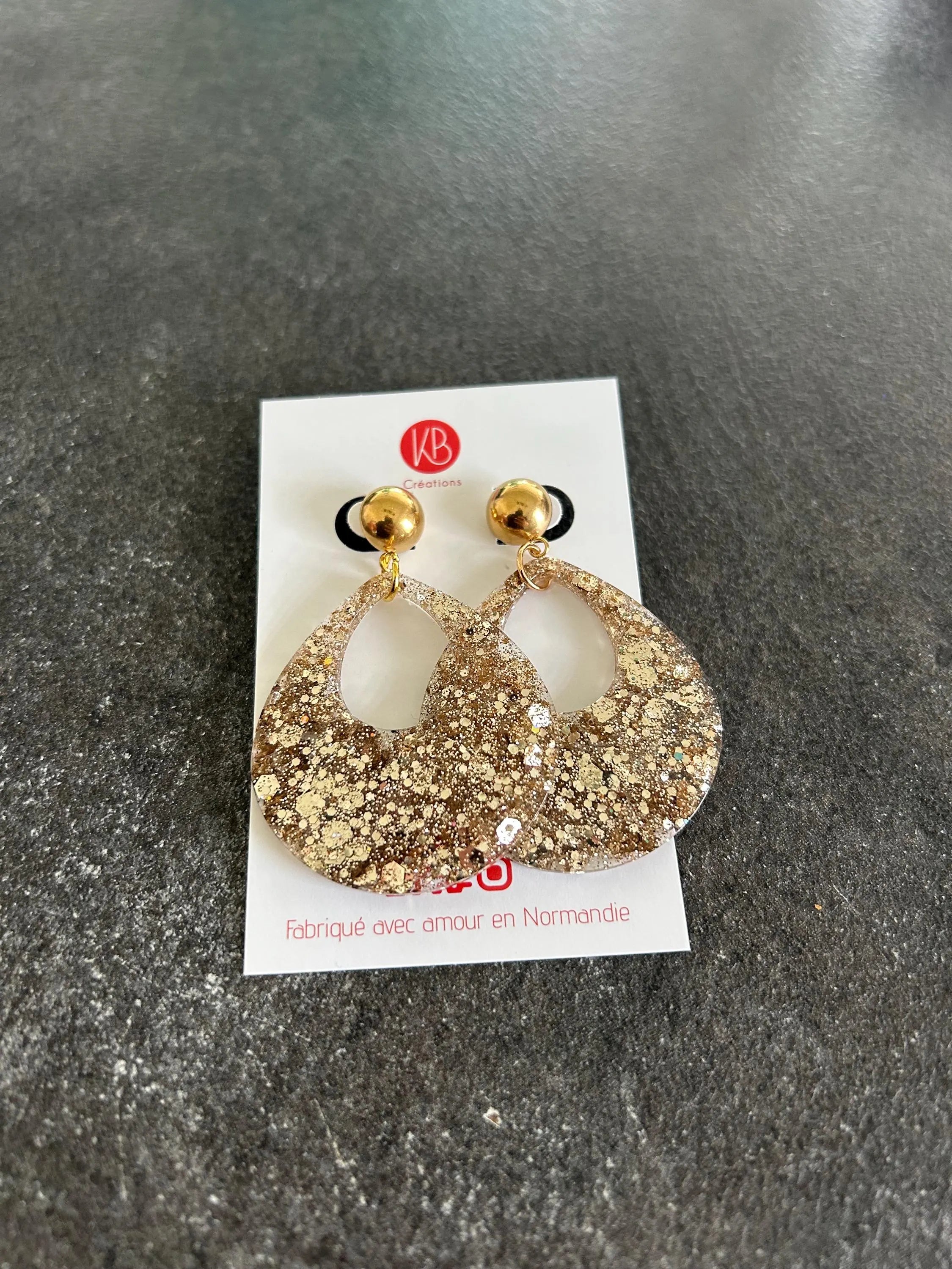 Boucles d’oreilles goutte dorée en résine – bijoux fait main France – cadeau femme chic